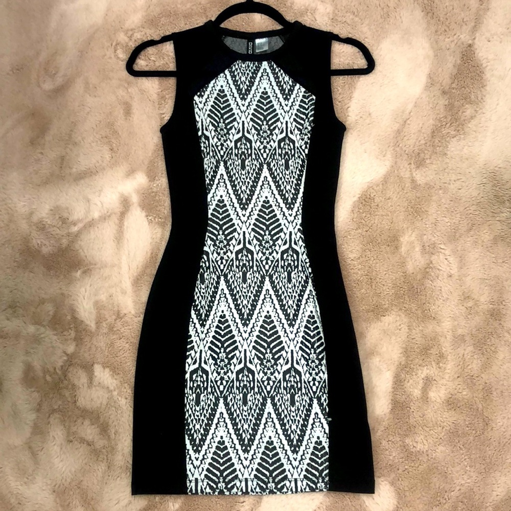 Dress size small, worn once in very good conditions